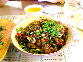 ウルムチ(鳥魯木斉)観光旅行記＠昼食は中国のどこかの地方の特産料理を食べた。牛肉の何かを炒めたもの