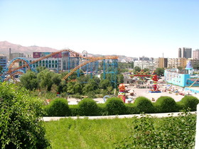 新疆ウイグル(維吾爾)自治区観光旅行記＠ウルムチ市内の水上公園にある遊園地の写真。結構広いです