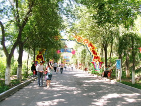 ウルムチ(鳥魯木斉)観光旅行記＠水上公園の中の遊園地の歩道。ウイグル族も漢族もいます
