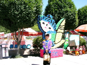 とまとじゅーす的中国旅行記＠ウルムチ(鳥魯木斉)市水上公園にある北京オリンピックのマスコット福娃「貝貝」