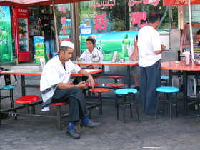新疆ウイグル(維吾爾)自治区観光旅行記＠ウルムチ(鳥魯木斉)市の南郊客運站で暇そうなウイグル族のウイグル料理の食堂の写真