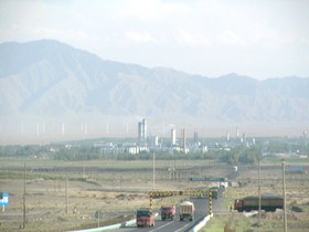 新疆ウイグル(維吾爾)自治区観光旅行記＠タリム盆地にある高速道路と天山山脈の一部
