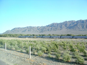中国旅行記、アクス(阿克蘇)観光旅行編＠南疆鉄道を走る列車。高速バスよりずっと遅いです