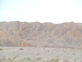 新疆ウイグル(維吾爾)自治区観光旅行記＠アクス(阿克蘇)観光旅行編。翌朝も火炎山のような岩山が続いていました。タリム盆地の北から北西の風景だと思います