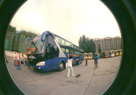 阿克蘇(アクス)観光旅行編＠LOMO Fisheye2 ロモ フィッシュアイ2で寝台バスを撮影。フィルムのトイカメラらしい写真になった