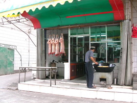 中国旅行記、アクス(阿克蘇)観光旅行編＠アクス(阿克蘇市)の中心街で撮影。羊の生肉が吊るされてる
