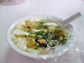 新疆ウイグル(維吾爾)自治区観光旅行記＠アクス(阿克蘇)観光旅行。寄り道したので少し遅めの朝食を近くの食堂でとる。豆腐と海苔のスープ