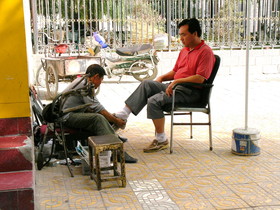 新疆ウイグル(維吾爾)自治区観光旅行記＠アクス(阿克蘇)観光、写真屋の側で靴磨きをしていたのを撮影