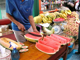 中国旅行記、アクス(阿克蘇)観光旅行編＠アクス(阿克蘇)のバザールで売っていた西瓜 スイカ！　新疆ウイグルの果実はみずみずしくて美味しい