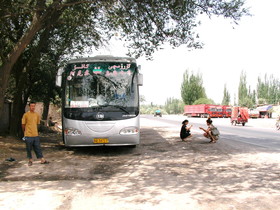 中国旅行記、阿克蘇(アクス)観光旅行編＠これはウイグル族ようの寝台バスでした。漢族は数名だけ