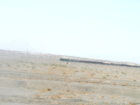 中国旅行記、アクス(阿克蘇)観光旅行編＠タリム盆地の南疆鉄道を走る列車。貨物列車っぽい