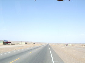 中国旅行記、アクス(阿克蘇)観光旅行編＠地平線のかなたまで続く高速道路と砂漠。カリフォルニアみたい