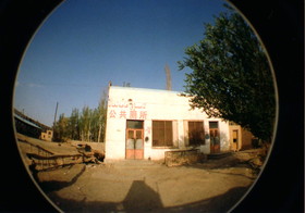 とまとじゅーす的新疆ウイグル(維吾爾)自治区観光旅行記＠輪台県のトイレ。中はハエがたくさんいた