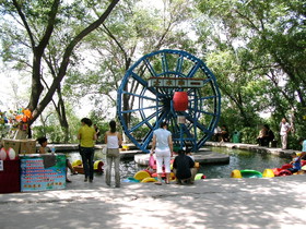 ウルムチ(鳥魯木斉)観光旅行記＠紅山公園内には子供の遊び場もありました水辺で涼しげ