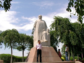 ウルムチ(鳥魯木斉)観光旅行記＠紅山公園内にある民族の英雄、林則徐の石像だそうです
