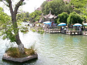 ウルムチ(鳥魯木斉)観光旅行記＠紅山公園からの帰りは別の道で戻った。公園と池が涼しげ