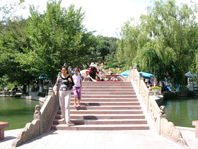 新疆ウイグル(維吾爾)自治区観光旅行記＠鳥魯木斉(ウルムチ)市内観光。紅山公園内にある池をまたぐ橋。清々しい空気と日差しでした