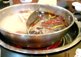 ウルムチ(鳥魯木斉)観光旅行記＠四川鍋と同じ白い塩っぽい鍋底（スープ）と赤い激辛スープ