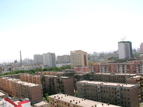 新疆ウイグル(維吾爾)自治区観光旅行記、鳥魯木斉(ウルムチ)市内観光＠このマンションの間に屋台やバザールがあります