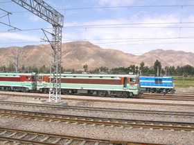 新疆ウイグル(維吾爾)自治区観光旅行記＠ウルムチ(鳥魯木斉)から上海へT54次で行く長距離寝台列車の旅、途中あまり見かけない列車が停車していたので撮影