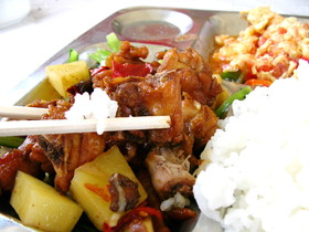 新疆ウイグル(維吾爾)自治区観光旅行記＠ウルムチ(鳥魯木斉)から上海へ行くT54次の食堂車の東坂肉は豚肉を煮込んだ、チャーシューの様な料理。濃厚で美味しかった