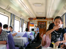 とまとじゅーす的中国旅行記、鳥魯木斉(ウルムチ)から上海へ行く長距離の寝台列車の旅。T54次の食堂車。音楽もかかっていてゆったり食事できます