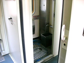 中国基本情報　中国のトイレ。これは列車備え付けのトイレ。もちろんトイレットペーパーは無い
