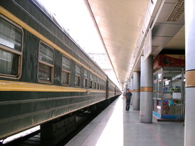 とまとじゅーす的中国旅行記、鳥魯木斉(ウルムチ)から上海へ行く長距離の寝台列車の旅＠これは側に停車していた蘭州から成都へ向かう列車。車両は二等座席の硬座