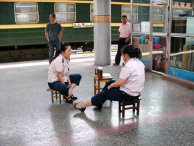新疆ウイグル(維吾爾)自治区観光旅行記＠ウルムチ(鳥魯木斉)から上海へT54次で行く長距離寝台列車の旅　ホームで出発まで車掌がのんびり話し込んでた