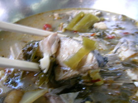 新疆ウイグル(維吾爾)自治区観光旅行記＠ウルムチ(鳥魯木斉)から上海へT54次で行く長距離寝台列車の旅。唐辛子ではなく高菜が入ってた。魚は鯉