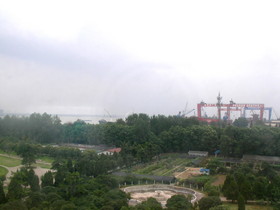 鳥魯木斉(ウルムチ)から上海へ行く長距離の寝台列車の旅、長江を越えた付近にある何かの工場（ぱっと見た感じ造船所っぽい）。ところで新疆と比べて空気が淀んで来たの分かるかなぁ