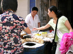 とまとじゅーす的中国旅行記、上海市内観光。上海の北京東路と四川中路あたりの朝市。この釜焼きのパン美味い