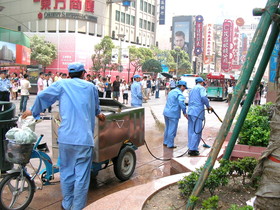 とまとじゅーす的中国旅行記、上海市内観光。上海の南京東路を抜ける途中「血」を清掃していた。喧嘩