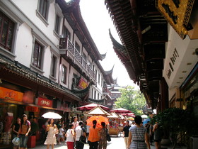 とまとじゅーす的中国旅行記、上海市内観光。豫園商城の中。この辺りは昔と変わらない。お茶や中国雑貨や食品が売られています