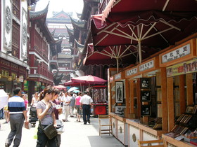 とまとじゅーす的中国旅行記、上海市内観光。上海豫園へと向かう商店街の一角。硯や書道用品、工芸品を販売しているお店が多いですが売れてるのだろうか？