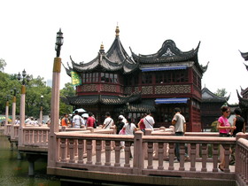 とまとじゅーす的中国旅行記、上海市内観光。豫園前の池。この辺りは撮影スポットなので観光客がたくさんいます