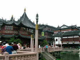 とまとじゅーす的中国旅行記、上海市内観光。上海豫園、池の周辺の風景。日本人観光客も多いです