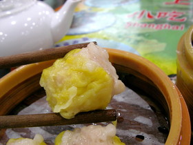 とまとじゅーす的中国旅行記、上海市内観光、老舗の上海小吃人家。海老と卵で作られた皮の蒸し物。このぷりぷり感分かる？