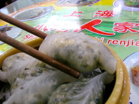 とまとじゅーす的上海市内観光旅行記、豫園の老舗の上海小吃人家。ニラらしき野菜と卵とおそらく米の皮で作られた飲茶