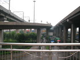 とまとじゅーす的中国旅行記、上海市内観光。吴淞の地下鉄淞濱路駅の出口付近。高速道路も出来てる
