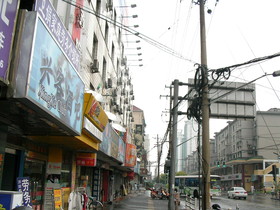 とまとじゅーす的上海市内観光旅行記、上海の吴淞の街並み。古いマンションと商店が軒を連ねてます