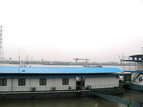 とまとじゅーす的上海市内観光旅行記、吴淞渡口に浮かぶ黄浦江船の各部屋には冷暖房があるらしく、室外機が見えます