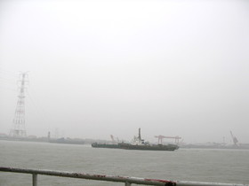 とまとじゅーす的中国旅行記、上海市内観光。吴淞渡口から三岔港村へ。黄浦江を大小さまざまな船が行き来しています
