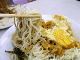 とまとじゅーす的上海市内観光旅行記、おやじ中華料理というか葱油拌麺と目玉焼き適当に作りすぎ。不味くて半分でやめた