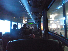 とまとじゅーす的中国旅行記、北京観光　公共汽車（バス）が目的地別に出ています。切符は乗車後購入します。
