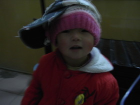 とまとじゅーす的中国北京観光旅行　宿泊した北京西站駅付近のボロホテル内をうろうろしていた子供