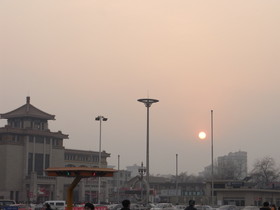 とまとじゅーす的中国北京観光旅行、Panoramioにも載せてる北京駅の夕日の写真。黄砂で空がどんよりしてる