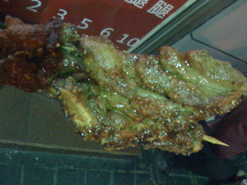 とまとじゅーす的中国北京観光旅行　これは北京交通大学付近の食堂の鶏肉の炭火串焼き。これで5元くらいだったかな