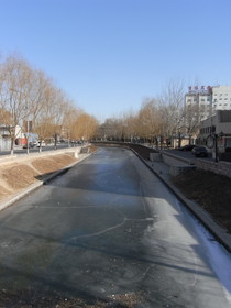 とまとじゅーす的中国旅行記、北京観光、北京市内、故宮付近を流れる川が凍ってた