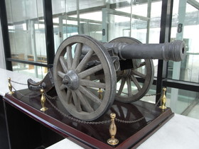 とまとじゅーす的中国旅行記、北京観光、北京射撃場の受付に置いてあったレトロな銃火器。大砲の模型だと思う